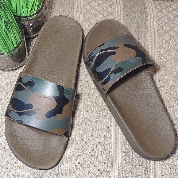 Valentino Garavani Camo Slides - Picture 16 of 16